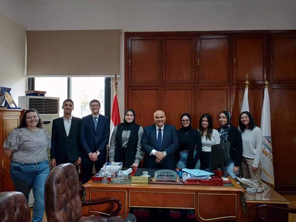 The Dean of the Faculty of Law honors the team participating in the Oxford University mock trial competition