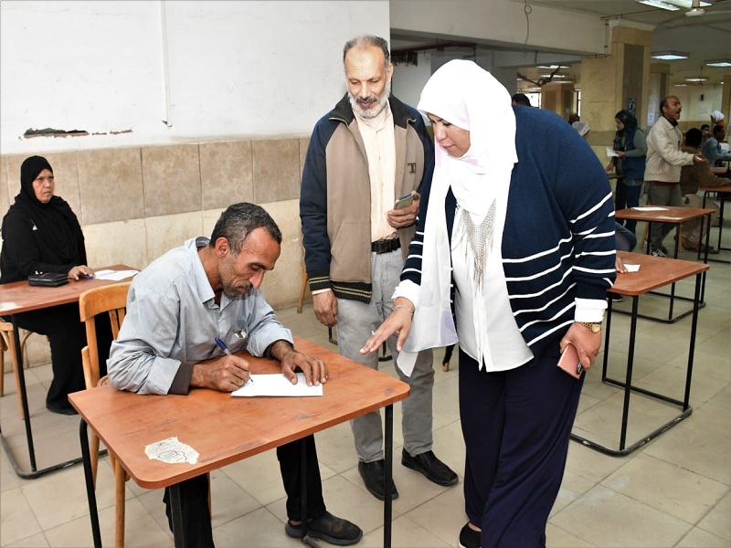 The Adult Education Authority holds an immediate exam for the first 88 workers as part of the outputs of the classes for a decent life without illiteracy project, in cooperation with the education sector and students