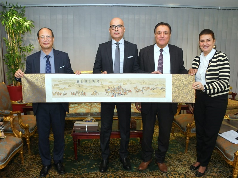 The President of Ain Shams University receives the Minister, Educational Commissioner, and Director of the Educational, Scientific and Technological Office of the Chinese Embassy