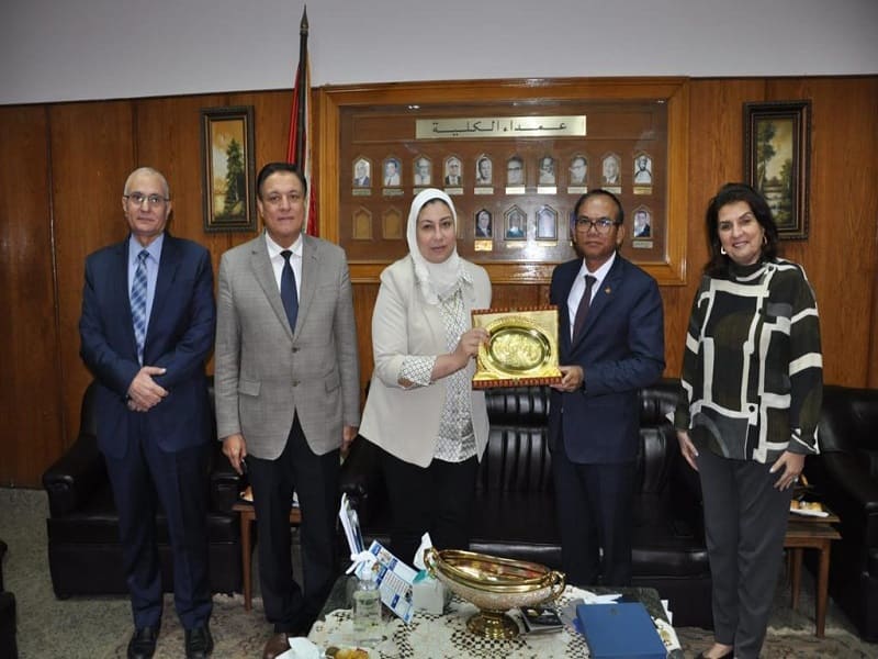 The Dean of the Faculty of Al-Alsun receives the Ambassador of Cambodia to discuss ways of cooperation
