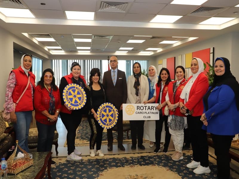 The President of the University receives members of the Cairo Platinum Club participating in the charity clothing exhibition and the “Your Health is Important to Us” symposium at the Faculty of Arts