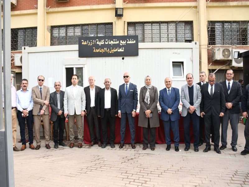 The President of Ain Shams University and the Vice President for Community Affairs and Environmental Development inaugurated the permanent outlets for the products of the Faculty of Agriculture on the university campus.