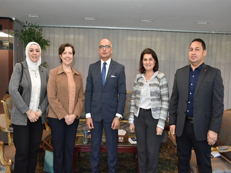The President of Ain Shams University receives the director of the government university scholarships project at the Amideast Foundation for Education and Training Services