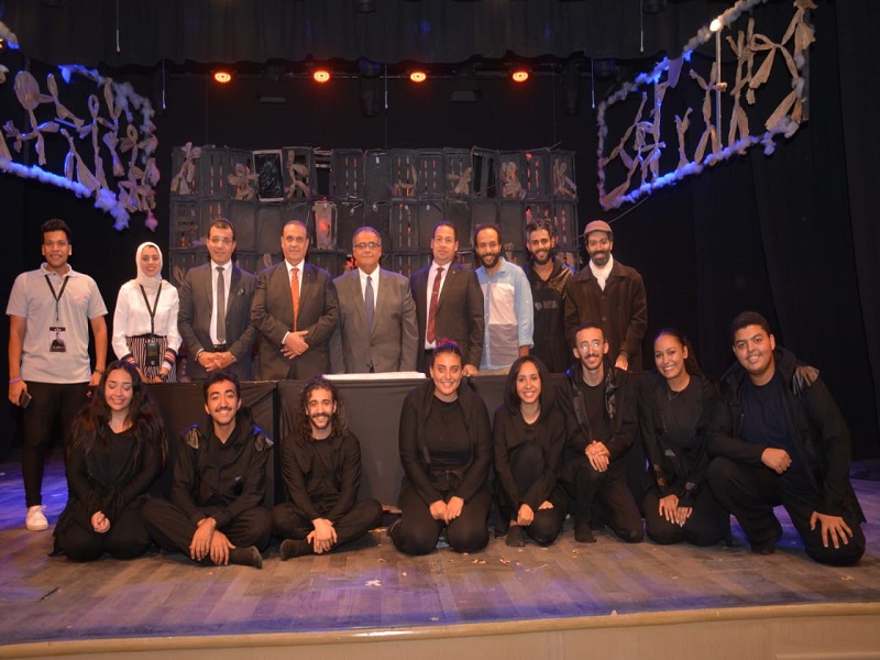 Amidst loud applause, the Vice President of the University for Education and Student Affairs greeted the theatrical acting team after the performance of “Les Misérables”