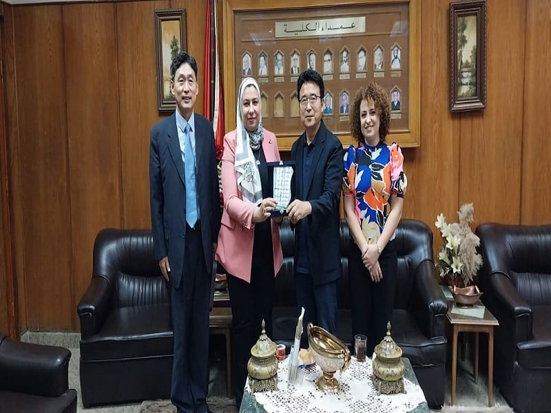 The Dean of the Faculty of Al-Alsun receives the international Korean artist Ik-Joong Kang