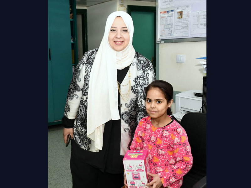 The director of the Children's Hospital in Ain Shams University shares the joy of Ramadan with the children of Demerdash by gifting lanterns from the Tahya Misr Fund