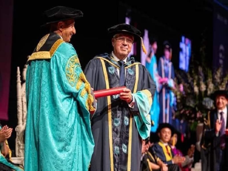 Ain Shams University congratulates the Minister of Higher Education and Scientific Research for awarding him an honorary doctorate from the University of East London