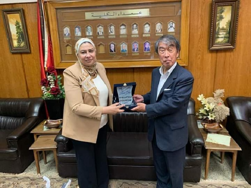 The Dean of the Faculty of Al-Alsun receives a Japanese artist during a lecture on the craft of gilding in Japanese paintings