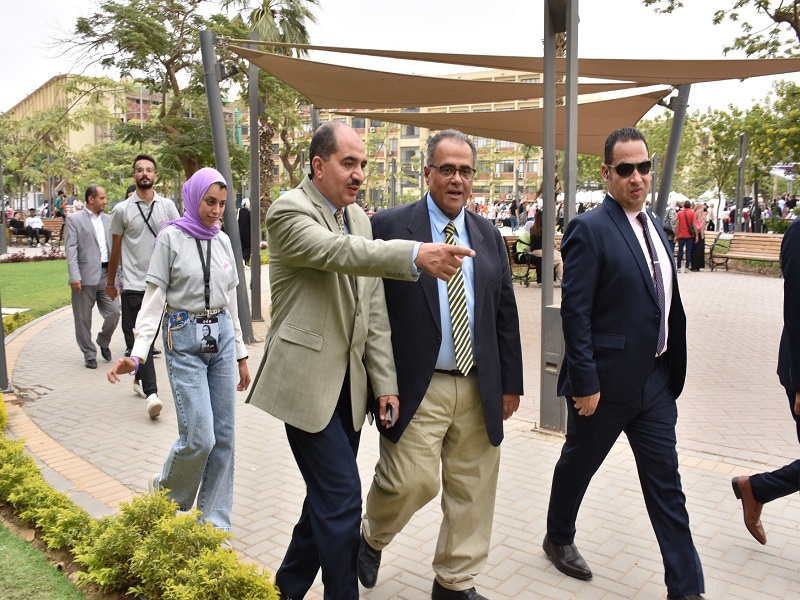 An exploration tour by the Vice President of Ain Shams University for Education and students in the Faculty of Science