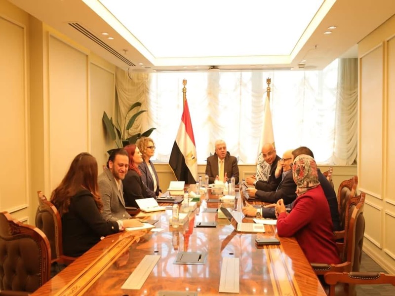 The Minister of Higher Education and a delegation from the British University of Essex discuss ways to enhance the academic and research cooperation