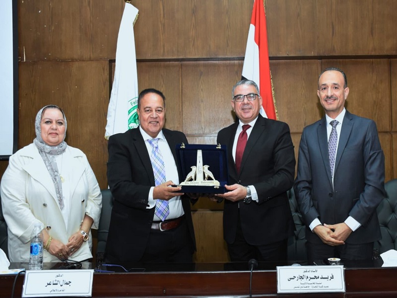 في إطار احتفالاتها بذكرى نصر أكتوبر المجيد.. كلية التجارة تنظم ندوة شعرية "إشراقات شعرية" للشاعر والإعلامي الدكتور جمال الشاعر