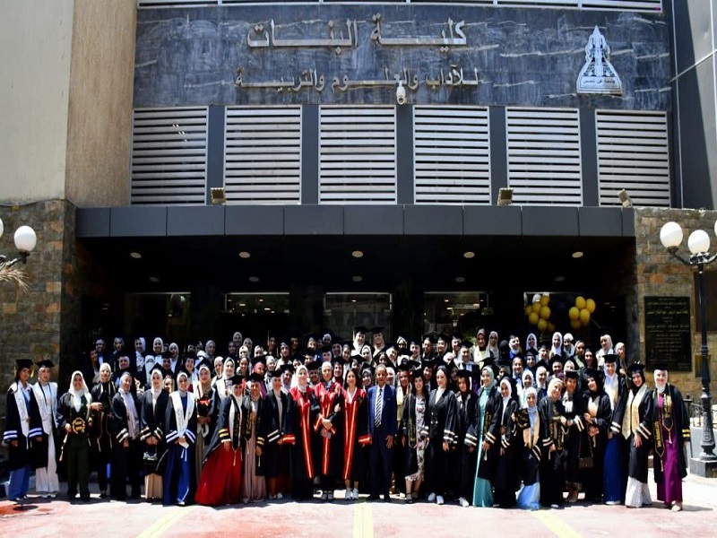 The Faculty of Girls celebrates top graduates in an atmosphere of pride and honor