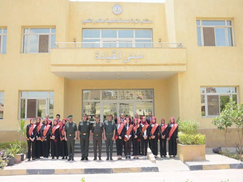 وفد من طلاب جامعة عين شمس في زيارة مصابي العمليات الإرهابية بمستشفى حلمية الزيتون