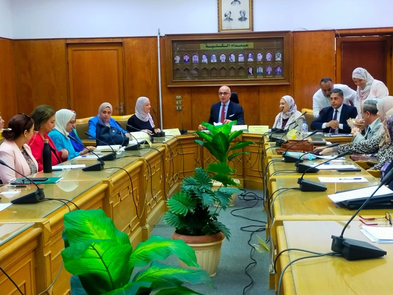 رئيس جامعة عين شمس يشهد مجلس كلية الألسن