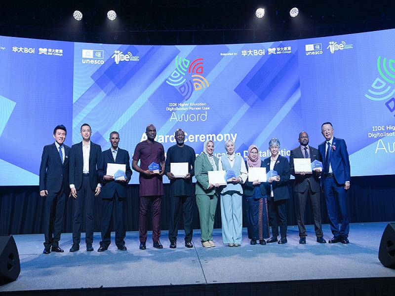 المركز المصري للمعهد الدولي للتعليم عن بُعد بجامعة عين شمس يحصد جائزة الريادة في رقمنة التعليم العالي 2025 للعام الثاني على التوالي بسنغافورة