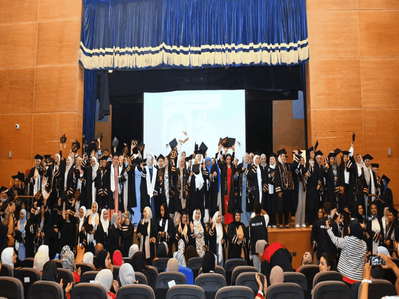 كلية البنات بجامعة عين شمس تحتفل بأوائل الخريجين في أجواء من الفخر والاعتزاز