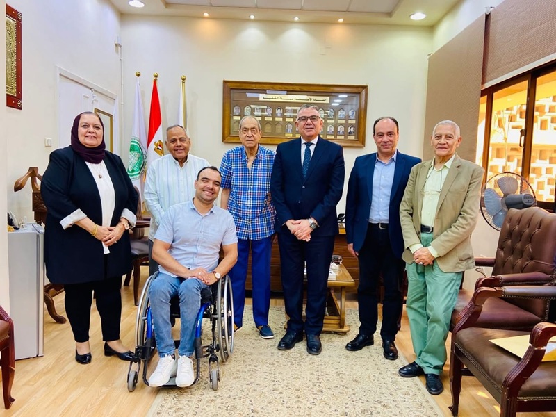 كلية التجارة بجامعة عين شمس تكرّم البطل العالمي هيثم عبد الشافي تقديرًا لإنجازاته الرياضية