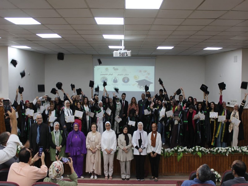 كلية الآداب بجامعة عين شمس تكرم أوائل الأقسام
