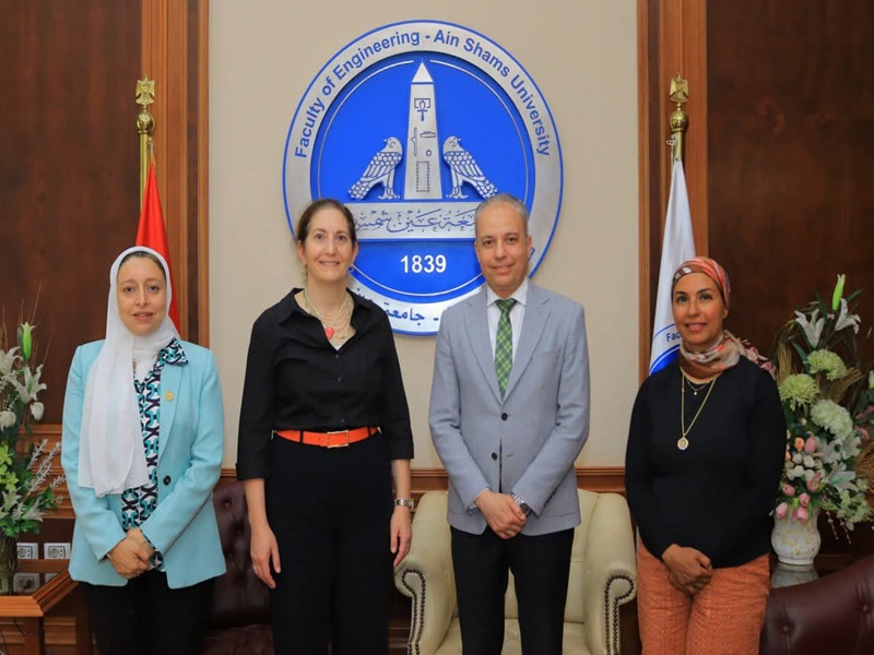 The Dean of the Faculty of Engineering receives Dr. Amy Gadsden, Assistant Vice President of the University of Pennsylvania