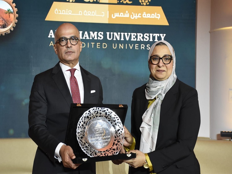 درع جامعة عين شمس يتوّج مسيرة التميز.. تكريم د. غادة فاروق في ختام المؤتمر الدولي الرابع عشر لجامعة عين شمس