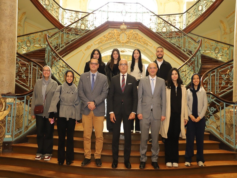 رئيس جامعة عين شمس يُكرم فريق كلية الحقوق الفائز بالمركز الثاني إقليميًا في مسابقة "أكسفورد" للمحاكم الصورية