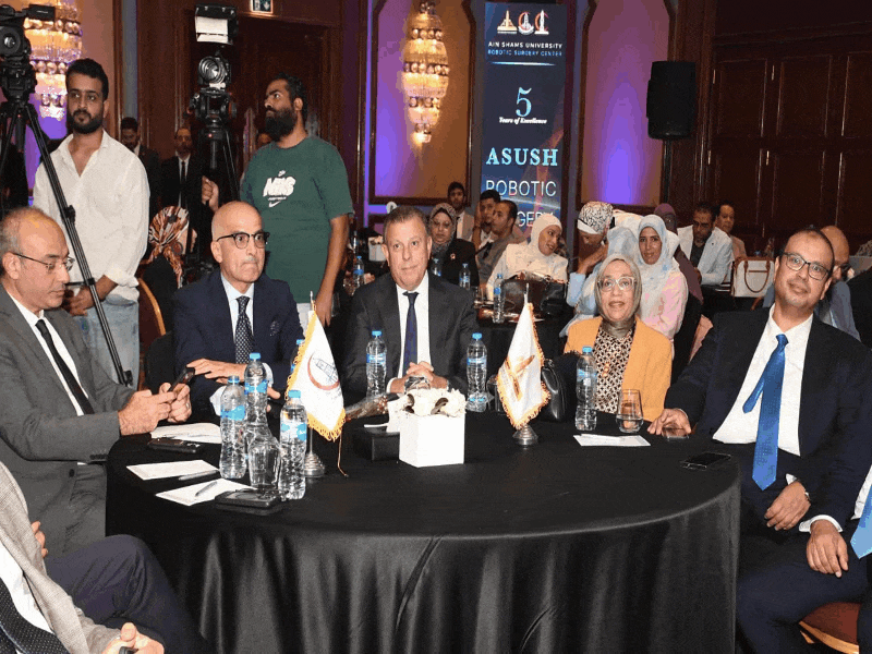 مستشفى عين شمس التخصصي يحتفي بمرور خمس سنوات على انطلاق الجراحات الروبوتية ويعلن التوسع في تخصصات جراحية متقدمة