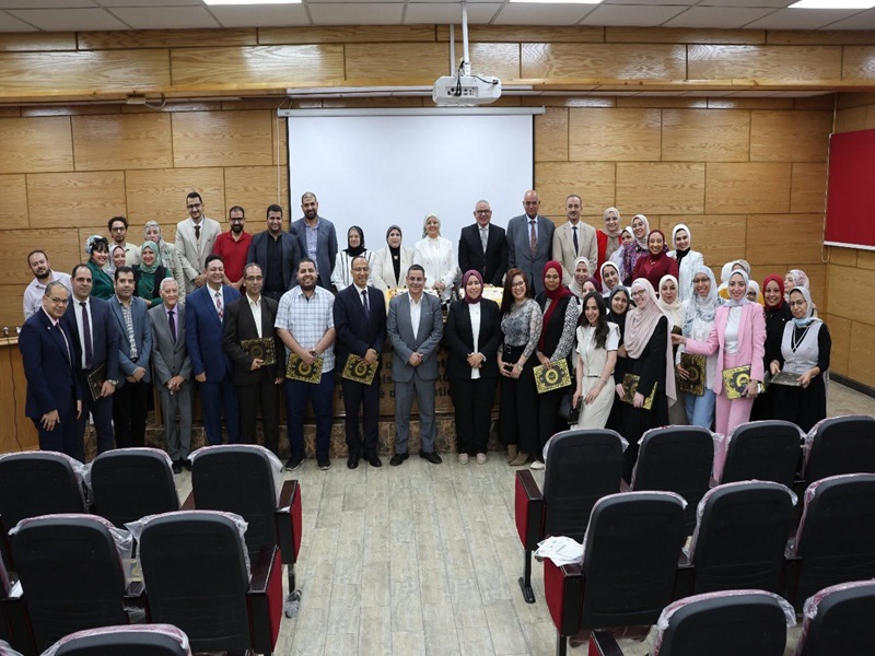 تربية عين شمس تحتفل بتخريج الدفعة الأولى من برنامج  لرفع كفاءة التدريس باللغة الإنجليزية لأعضاء هيئة تدريس كلية التجارة