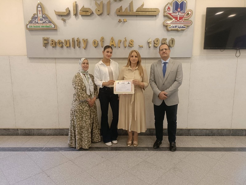 تكريم الطالبة ريم تامر رشدي بكلية الآداب لفوزها بالمركز الثالث على مستوى أفريقيا للكبار في منافسات القفز بالزانة بغانا