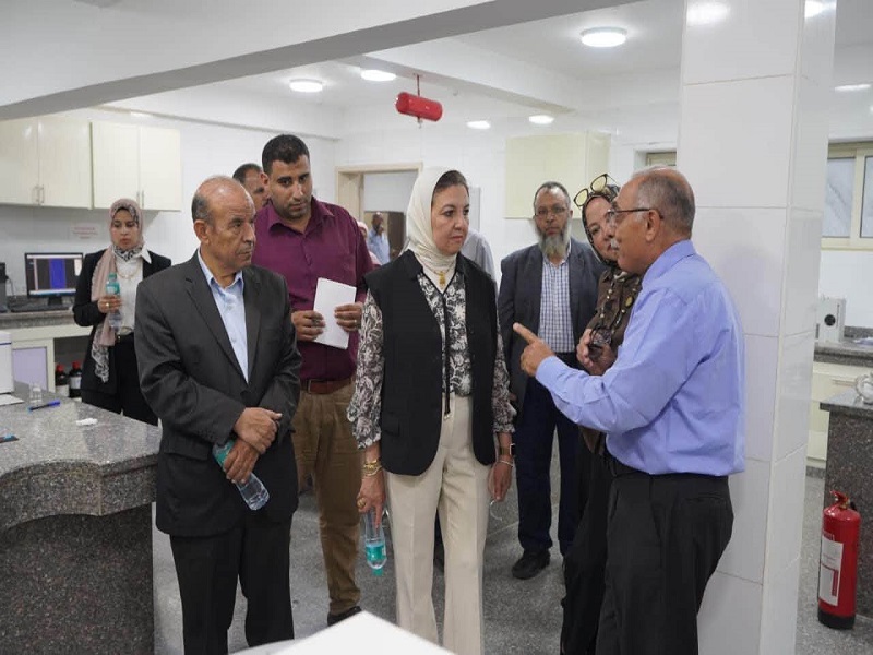 ضمن خطة تطوير البحث العلمي.. نائب رئيس جامعة عين شمس تتفقد المعامل والمراكز البحثية بكليتي الهندسة والعلوم
