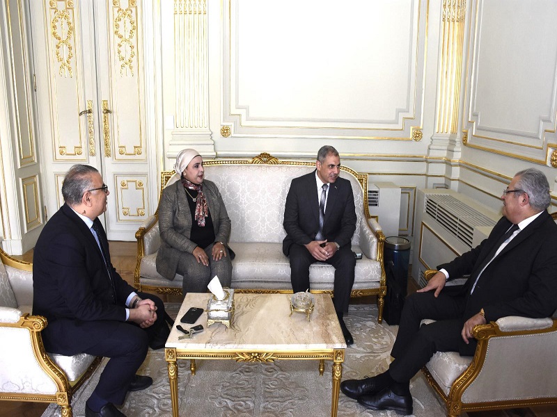 The Vice President of Ain Shams University for Education and Student Affairs receives the Faculty of Law team representing the university in the Willem C. Vis International Commercial Arbitration Competition in Vienna