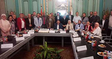 نائب رئيس جامعة عين شمس للدراسات العليا يكرم وكيل كلية الزراعة