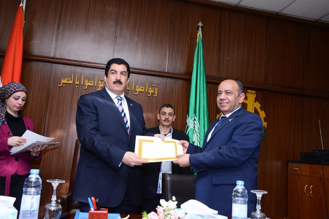 محافظ القليوبية وعميد زراعة عين شمس يكرمان عددا من المتدربين على المشروعات الصغيرة بزراعة عين شمس