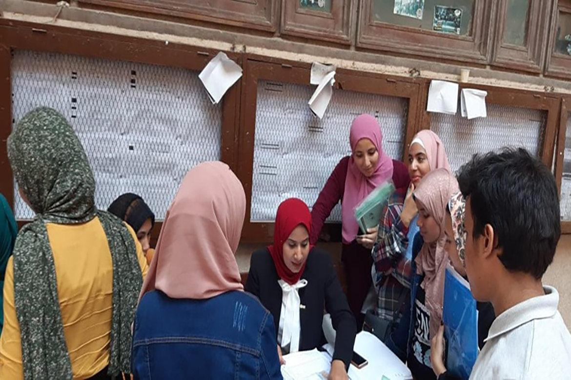 فريق بنك مصر يباشر عملة بألسن عين شمس لتسليم الطلاب البطاقات الإلكترونية