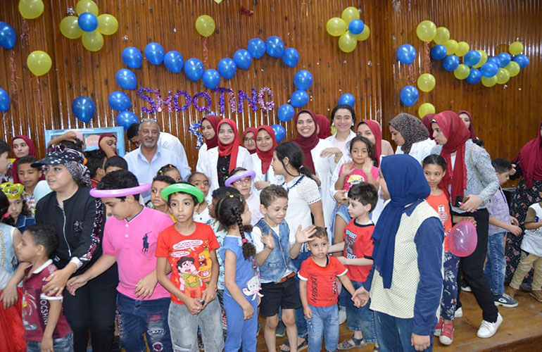 طلاب كلية الصيدلة يقدمون حفلا ترفيهيا لأطفال مركز رعاية الأطفال ذوى الاحتياجات الخاصة