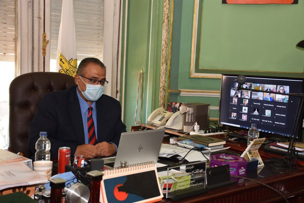نائب رئيس الجامعة: اعتماد تعديل لوائح الكليات بما يسمح بالتدريس والتقييم عن بعد