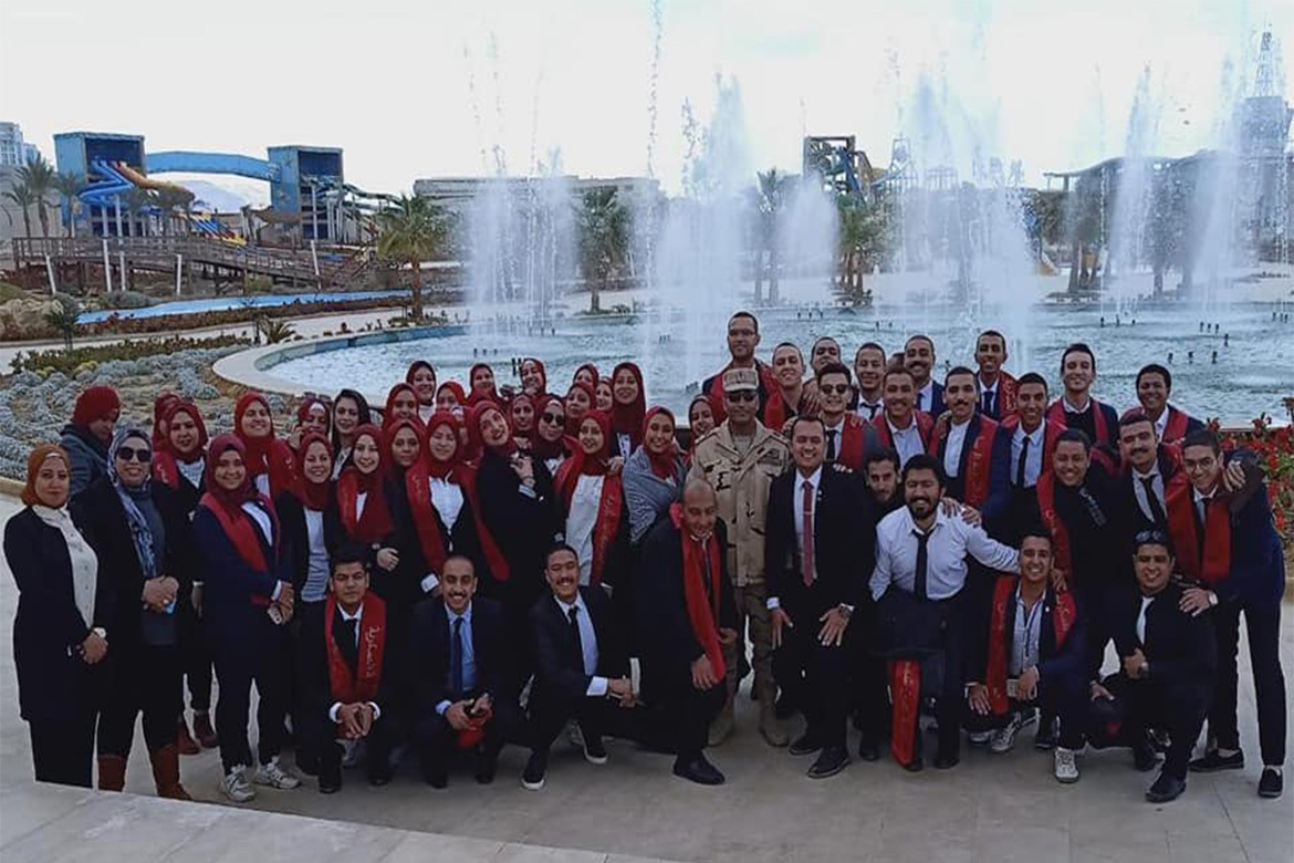 وفد طلاب جامعة عين شمس يشهد حفل انتهاء فترة الإعداد العسكري لطلبة الكليات العسكرية والمعهد الفني للقوات المسلحة