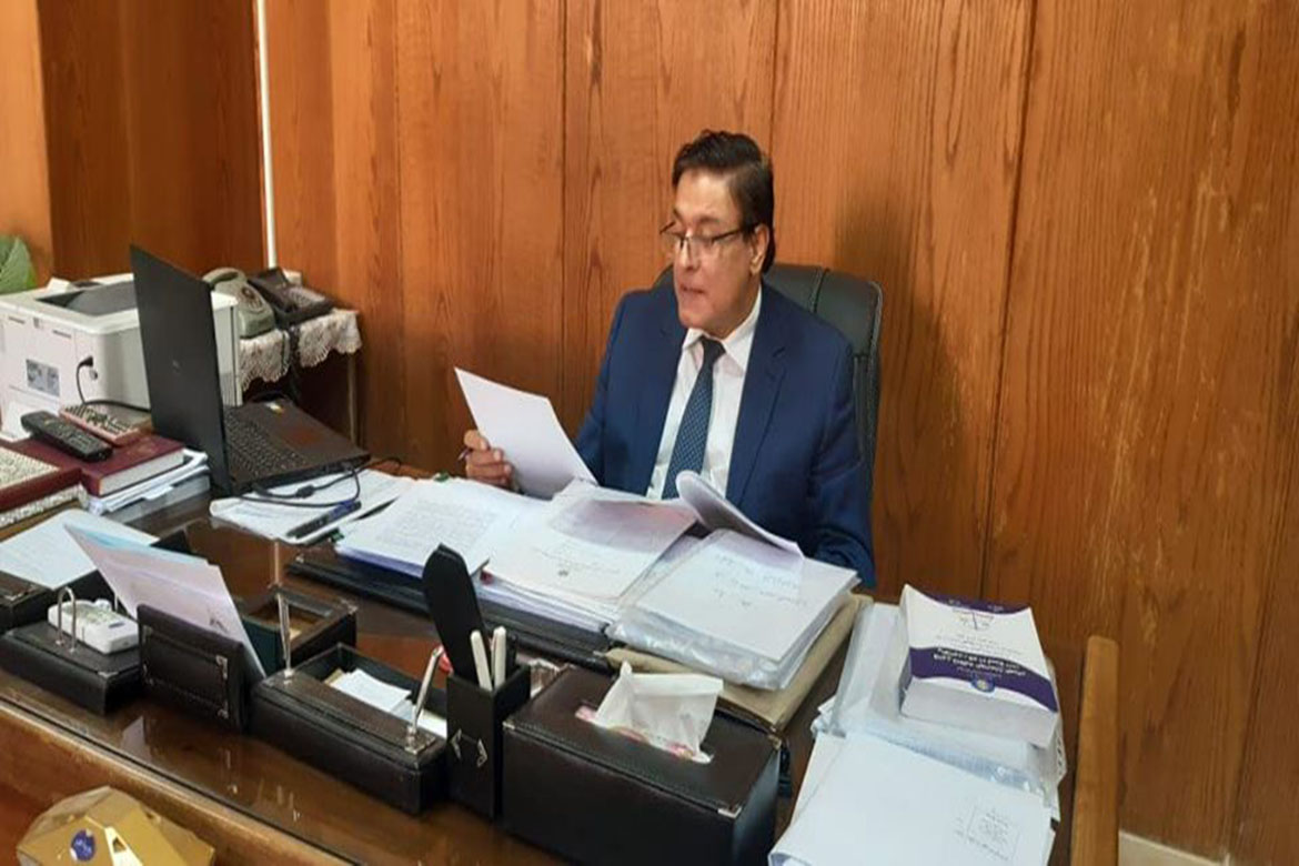 The Vice-Dean of Faculty of Al-Alsun follows the end of the first semester exams