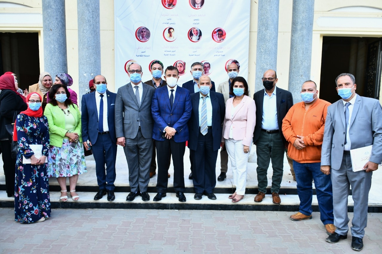 The university president honors the medical team at the university's hospitals in appreciation of their efforts in treating Corona patients