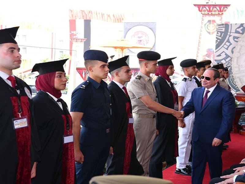 بحضور فخامة رئيس الجمهورية وفد طلاب جامعة عين شمس يشهد حفل تخرج الكليات والمعاهد العسكرية بالكلية الحربية