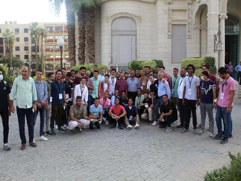 نائب رئيس جامعة عين شمس للتعليم والطلاب يشارك طلاب 23 جامعة مصرية زيارتهم لقصر الزعفران