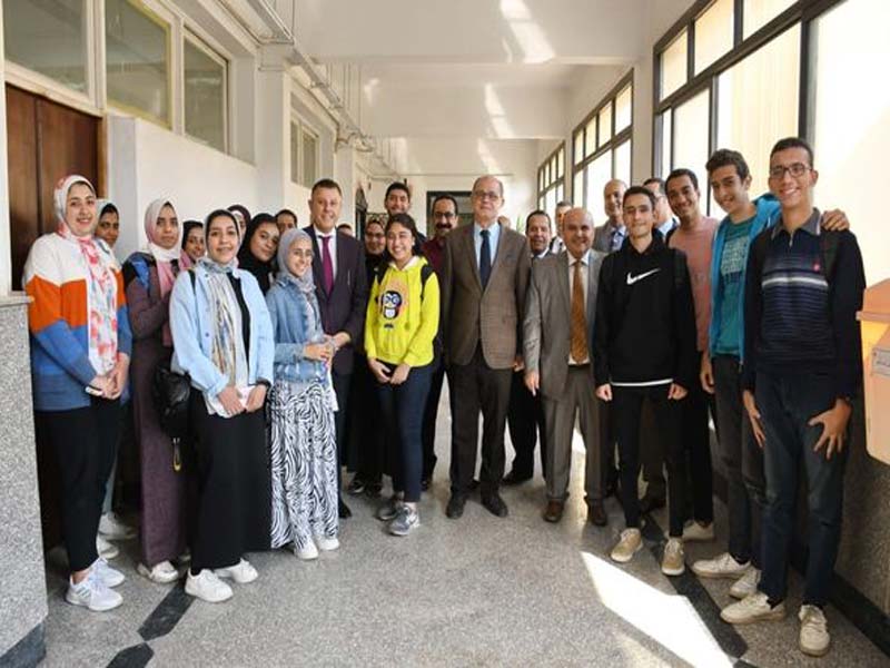 رئيس جامعة عين شمس يجري جولة تفقدية بكلية الحقوق