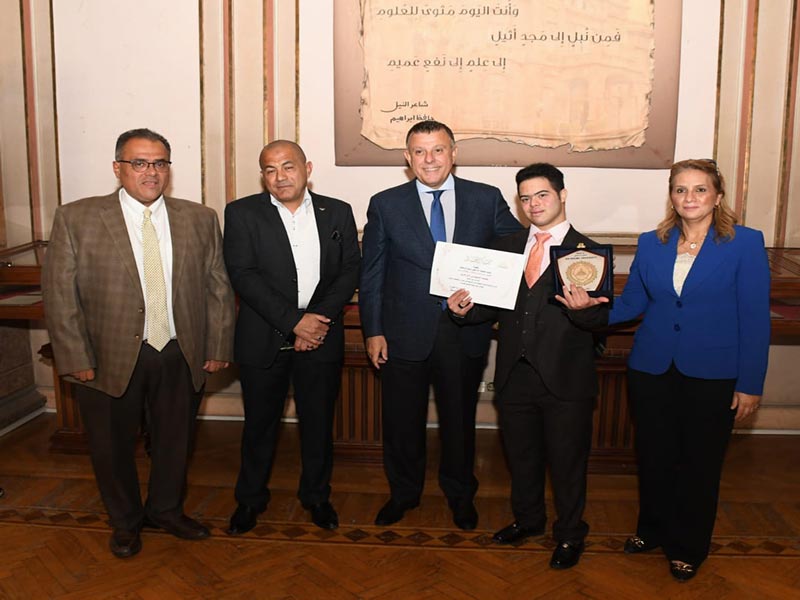 The President of Ain Shams University honors a hero of determination for crossing the English Channel