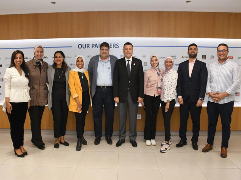 رئيس جامعة عين شمس يلتقي بفريق عمل مركز التوظيف بالجامعة لعرض نتائج وإنجازات الأسبوع التوظيفي
