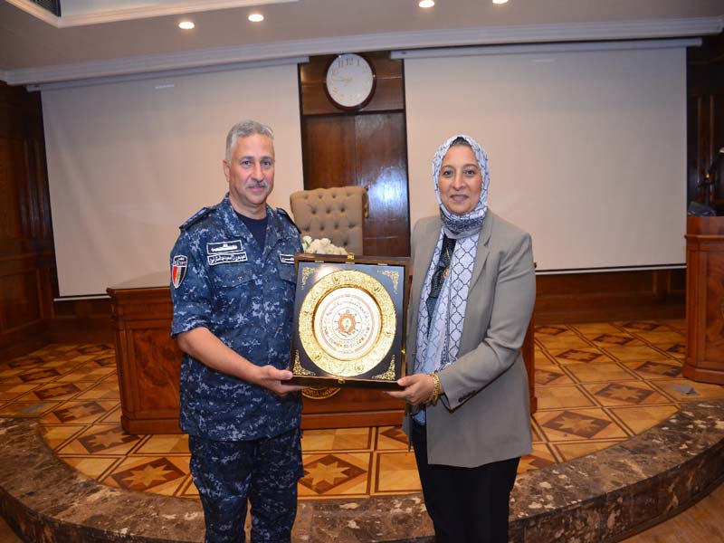 وفد رفيع المستوى من السادة أعضاء هيئة التدريس بجامعة عين شمس في زيارة للقاعدة البحرية بالإسكندرية
