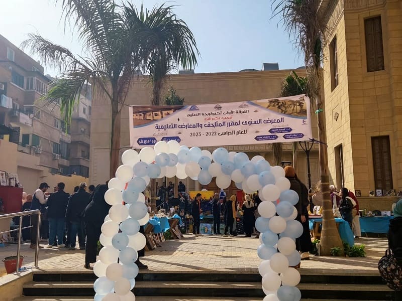 النماذج والعينات) معرض لطلاب الفرقة الأولى بقسم تكنولوجيا التعليم بنوعية عين شمس)