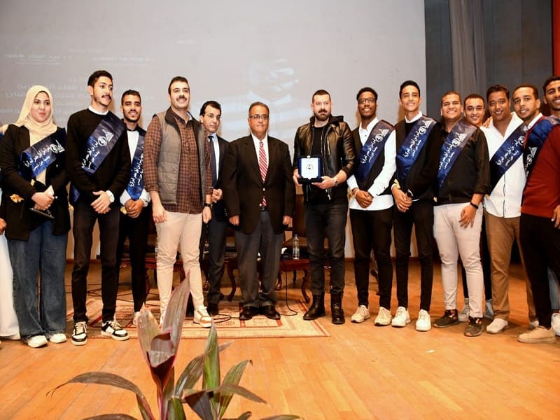 الفنان عمرو يوسف في حوار مفتوح مع طلاب جامعة عين شمس وسط حضور طلابي حافل