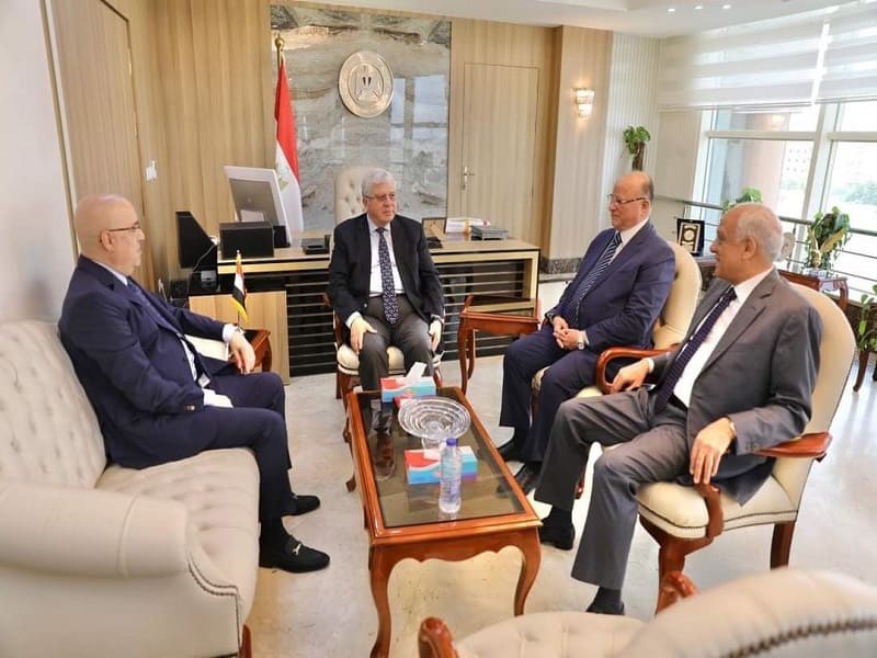 تنفيذًا لتكليفات رئيس مجلس الوزراء.. اجتماع لوزيري التعليم العالي والإسكان ومحافظي القاهرة والجيزة لبحث آليات تطوير الصورة البصرية للطريق الدائري