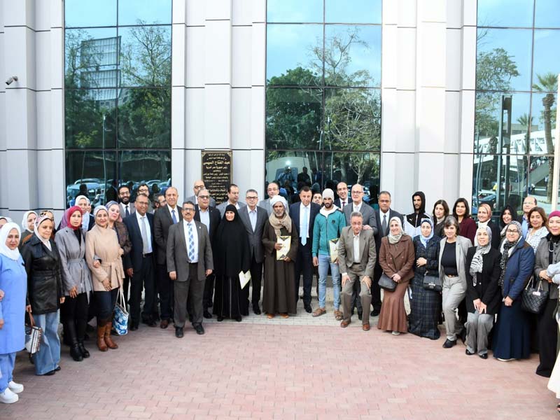 رئيس جامعة عين شمس يكرم أسرة "سحر" أول حالة زراعة رئة من متبرع حي