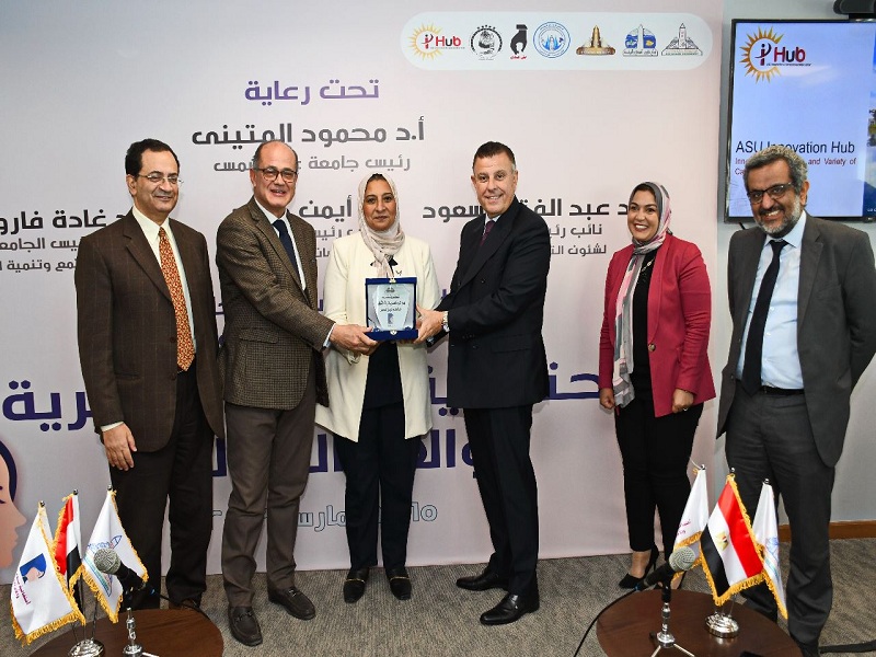 رئيس جامعة عين شمس يفتتح فعاليات احتفالية " المرأة المصرية والأم المثالية " بالجامعة