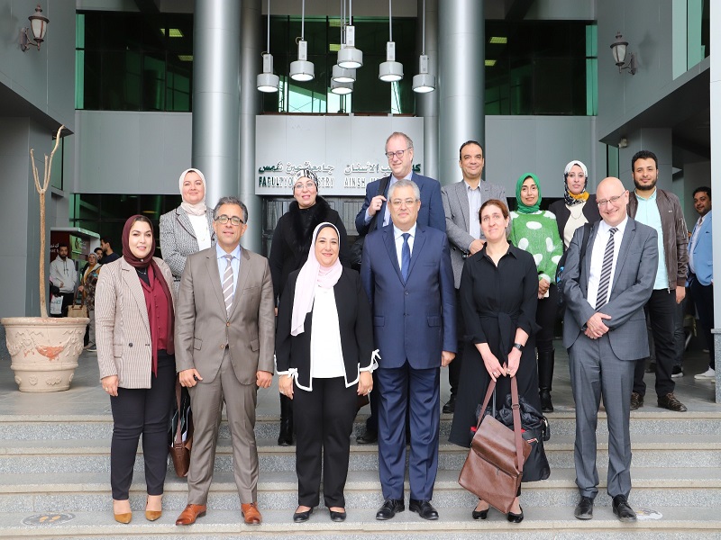 وفد من جامعة اكستر البريطانية في زيارة لكلية طب الأسنان بجامعة عين شمس